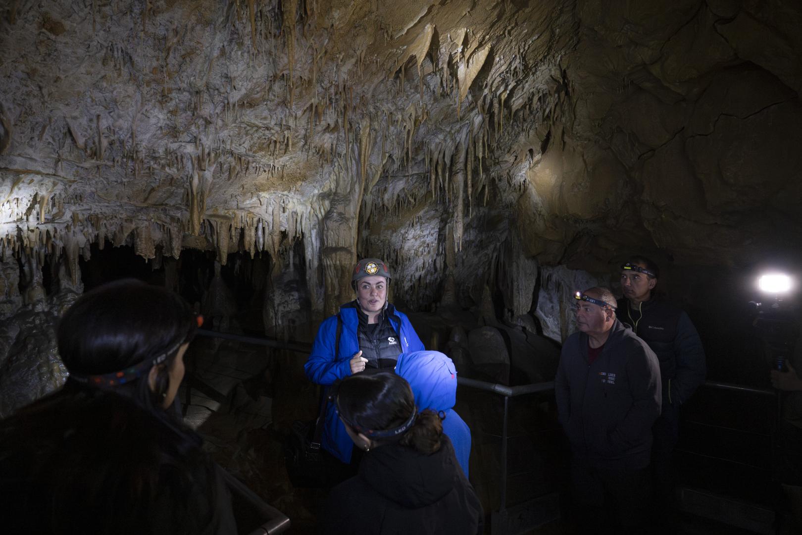 Amaia Govillar Arza, en el centro con el casco, ayer durante la visita por las Cuevas de Mendukilo