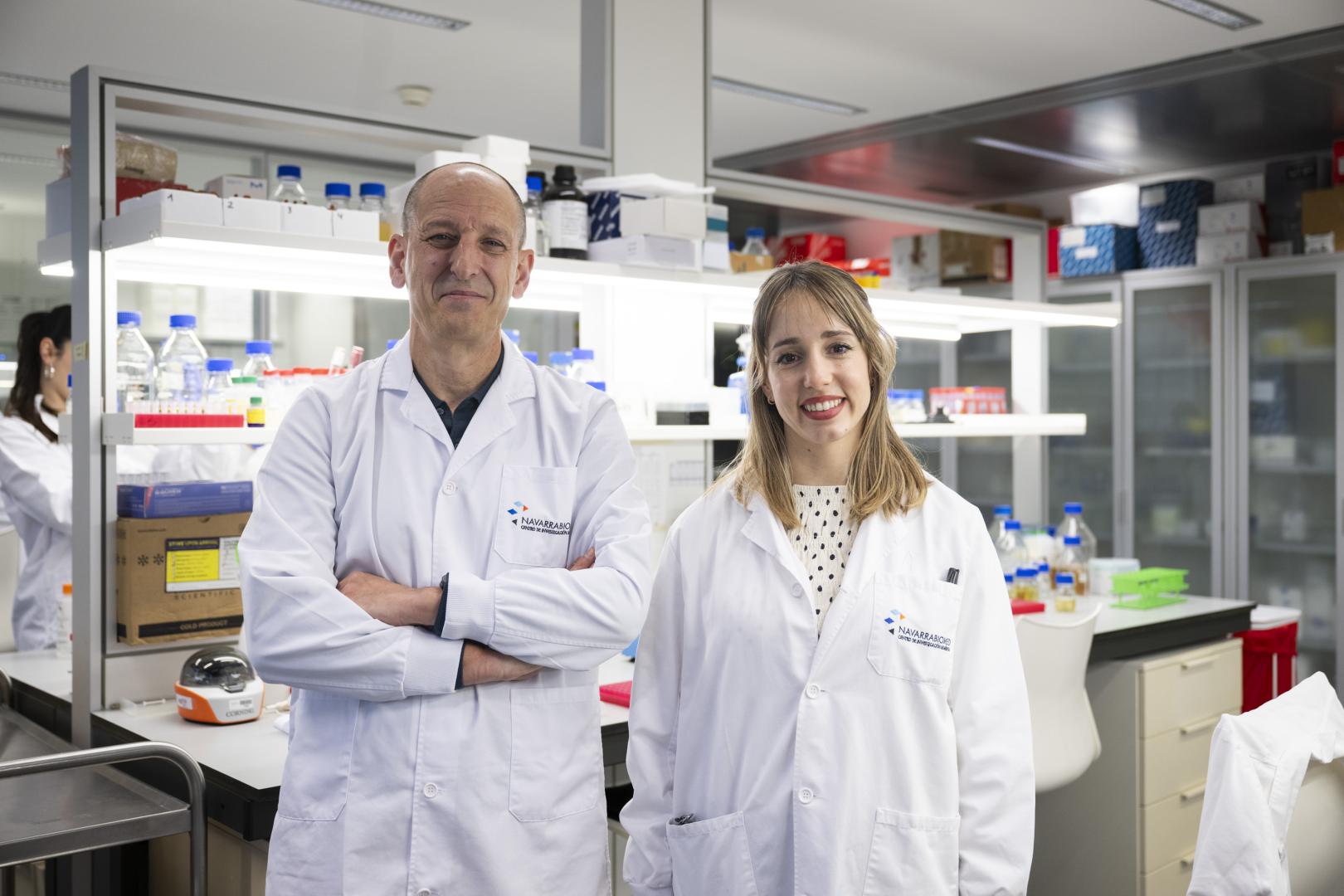 Íñigo Lasa y Nahiara Garmendia-Antoñana, en un laboratorio de Navarrabiomed.