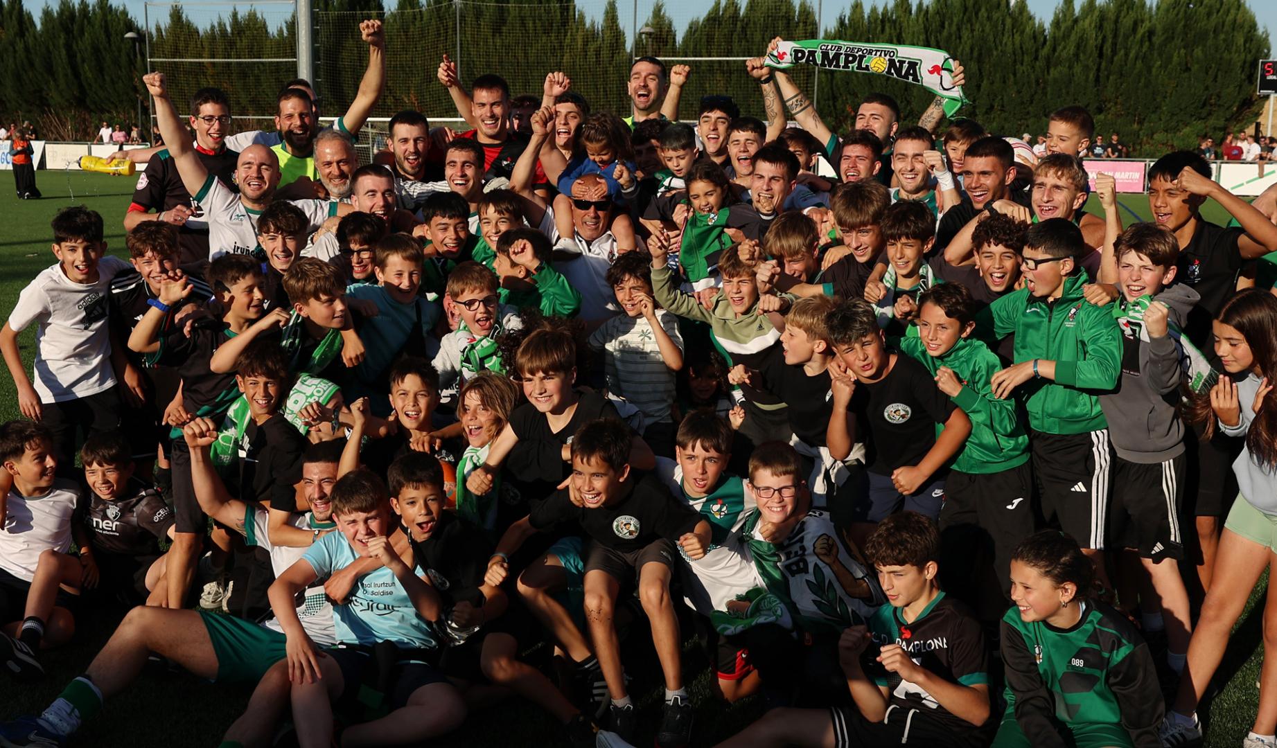 El Pamplona celebra su triunfo ante el Izarra