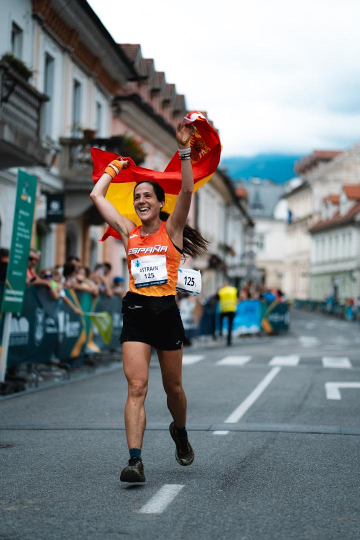 La navarra Inés Astráin, entrando eufórica en meta al conocer el podio del equipo nacional en Eslovenia