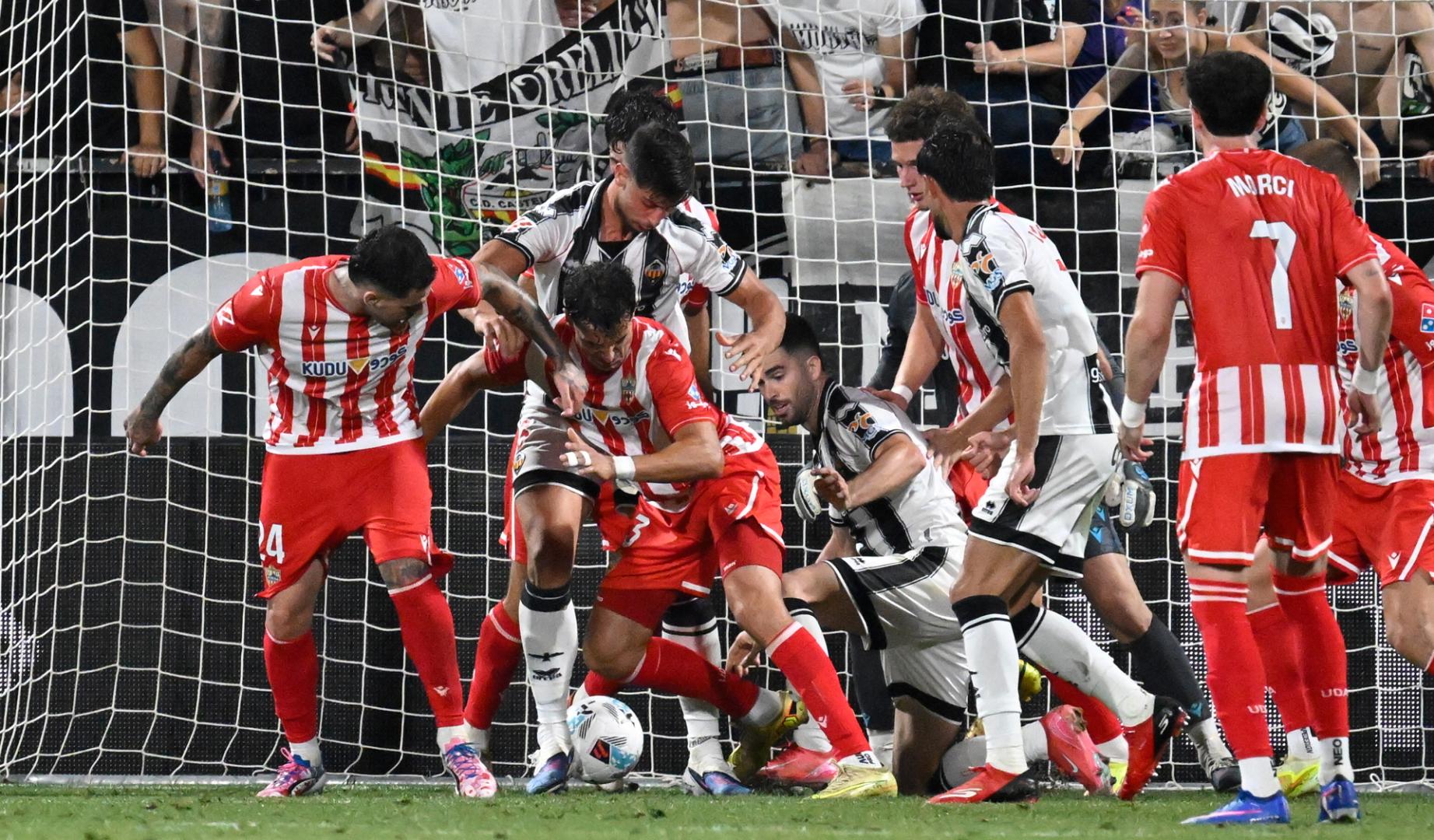 Jugadores de ambos equipos durante el primer partido del playoff de ascenso a Primera División entre el CD Castellón y la UD Almería