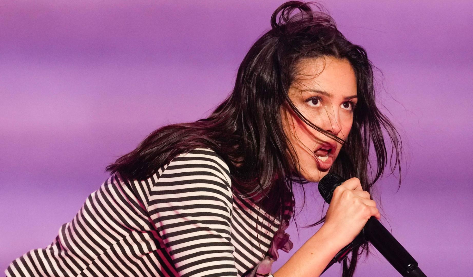 La cantante estadounidense Olivia Rodrigo durante el concierto que ofrece en la tercera jornada del festival Primavera Sound, este sábado en Barcelona.