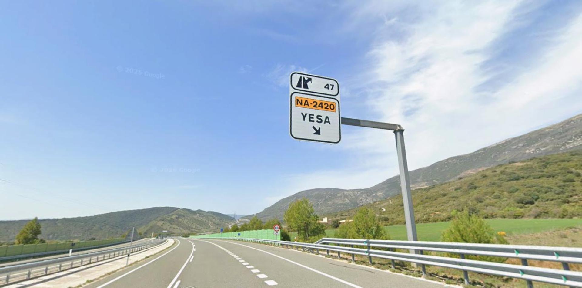 Carretera A-21 a la altura de Yesa