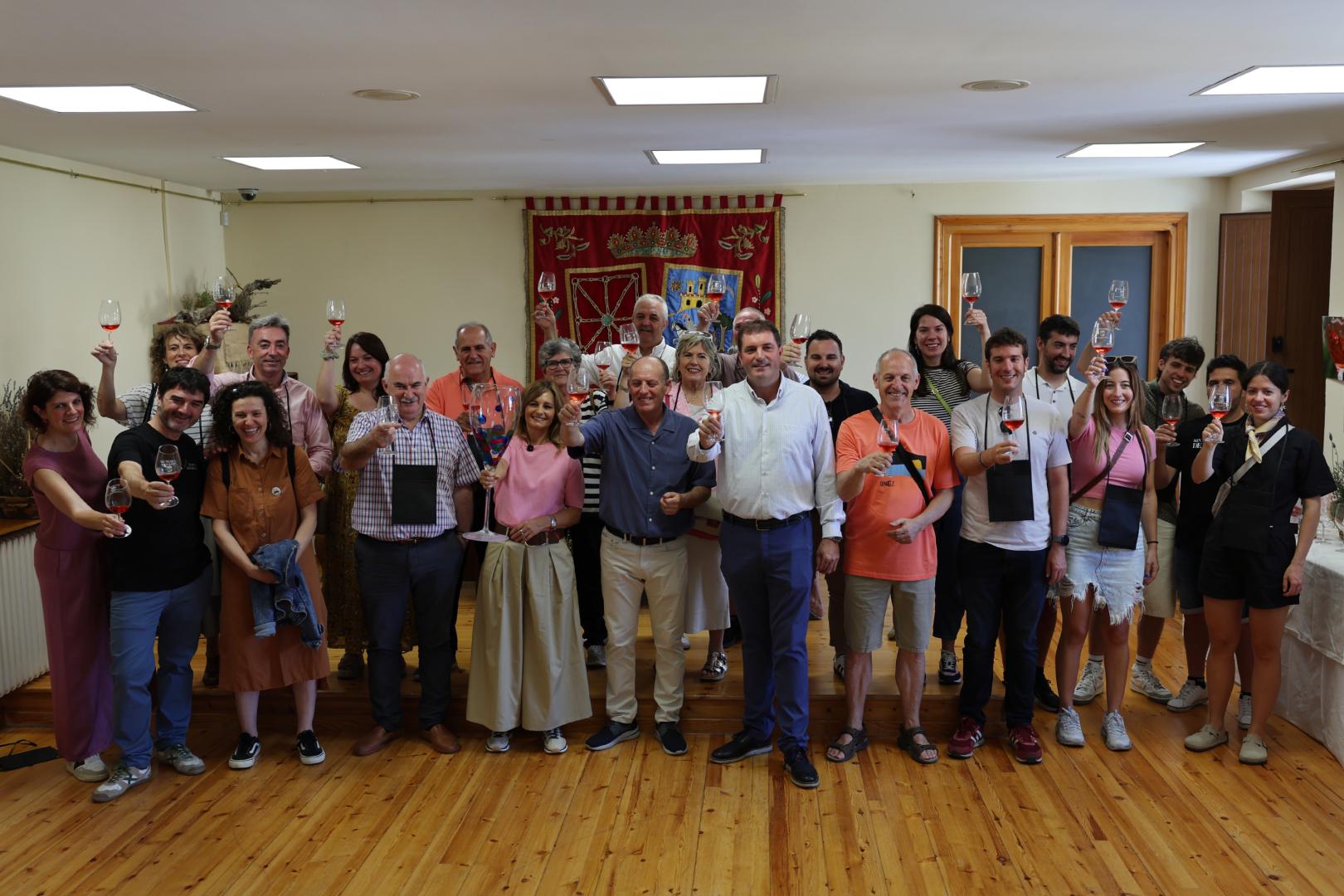 Autoridades e invitados en el brindis oficial, con la madrina del XXVII 'Día del Rosado', Paula Fernández, y el alcalde, Javier Leoz