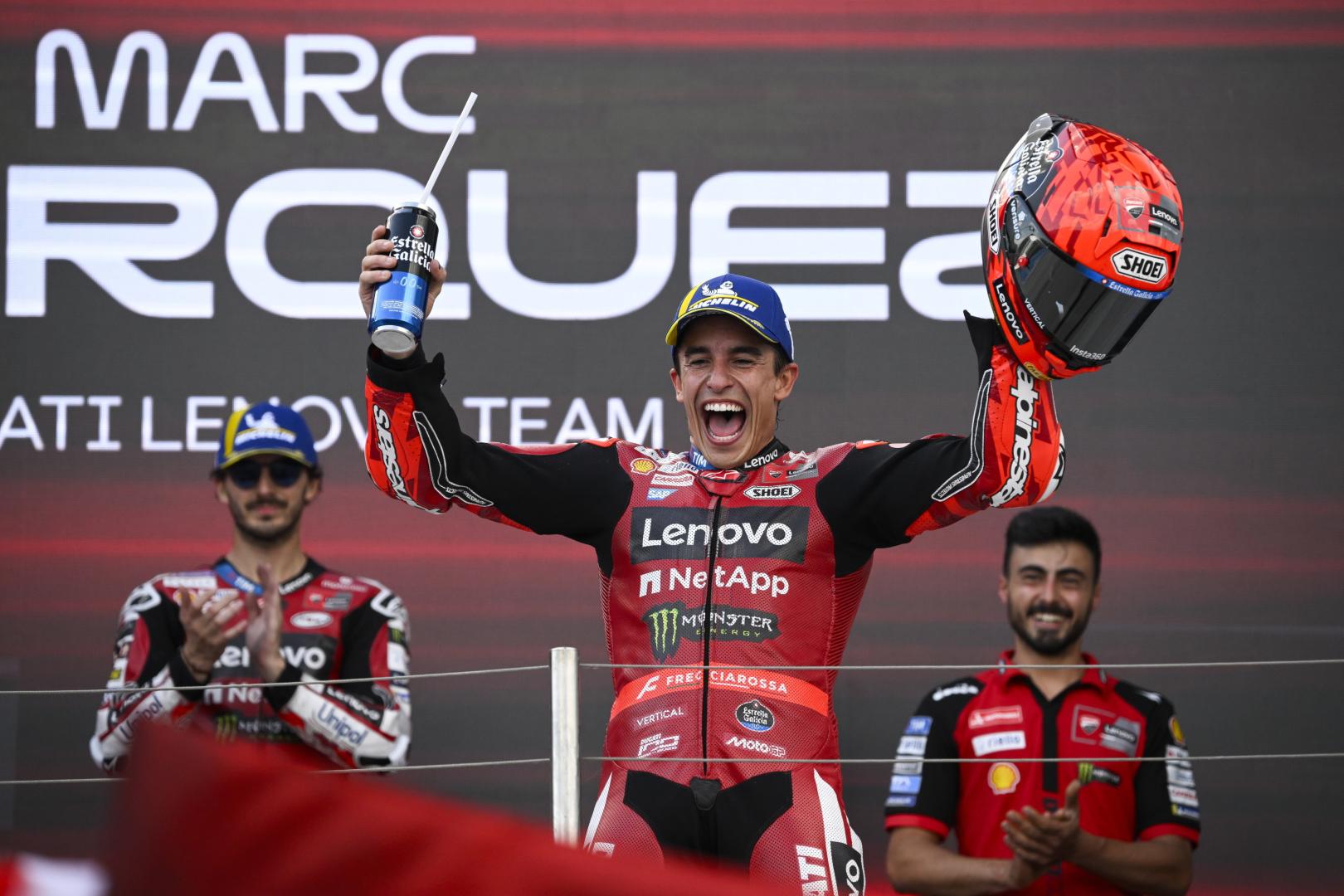 Marc Márquez celebra su victoria en el circuito húngaro de Balaton Park.
