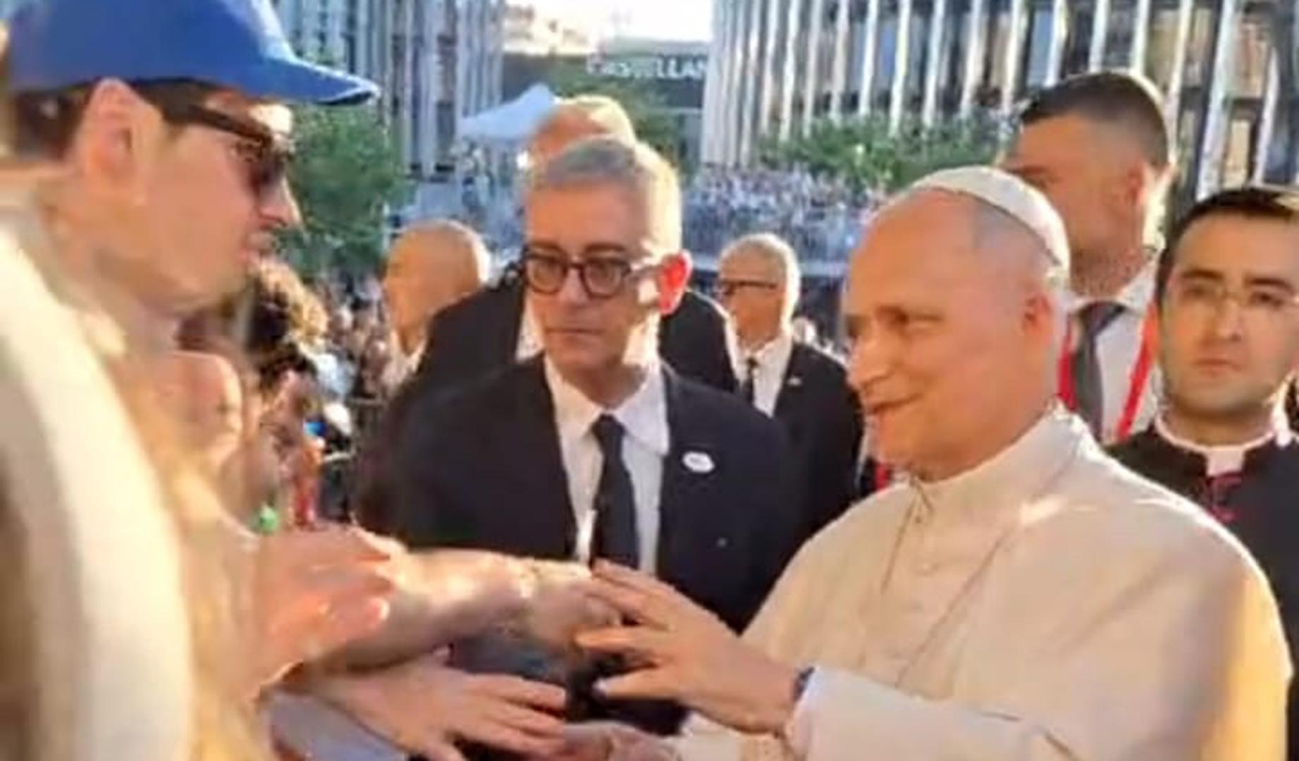 Nicolás Atanes junto al papa León XIV
