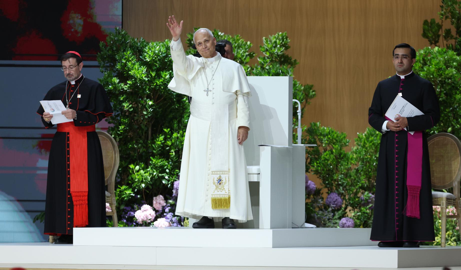 El papa León XIV (c), acompañado por el arzobispo de Madrid, el cardenal José Cobo (d), preside el encuentro 'Tejer redes con el mundo de la cultura, la educación, la empresa y el deporte’, este domingo en el Movistar Arena de Madrid