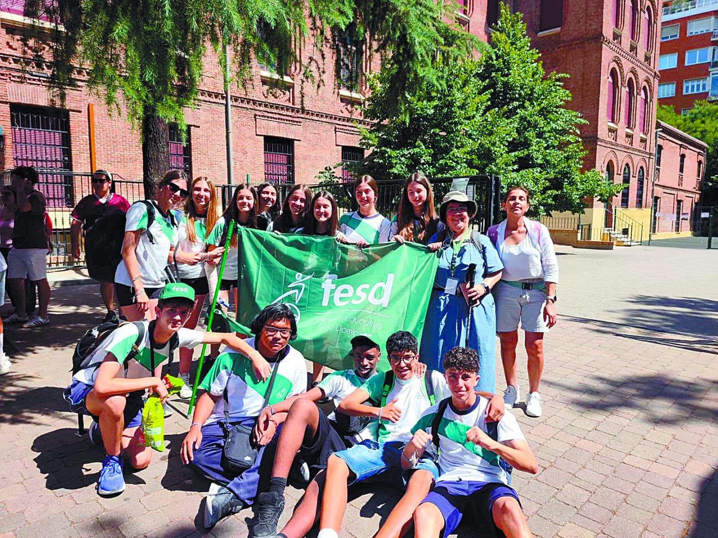 Los quince estudiantes del Colegio La Anunciata de Tudela ayer en la visita del Papa León XIV a España.