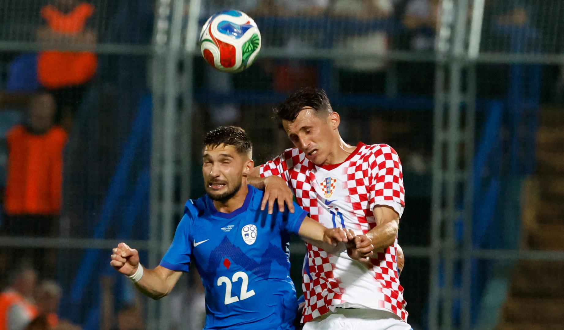 Ante Budimir disputa el balón junto al esloveno Adam Gnezda Cerin