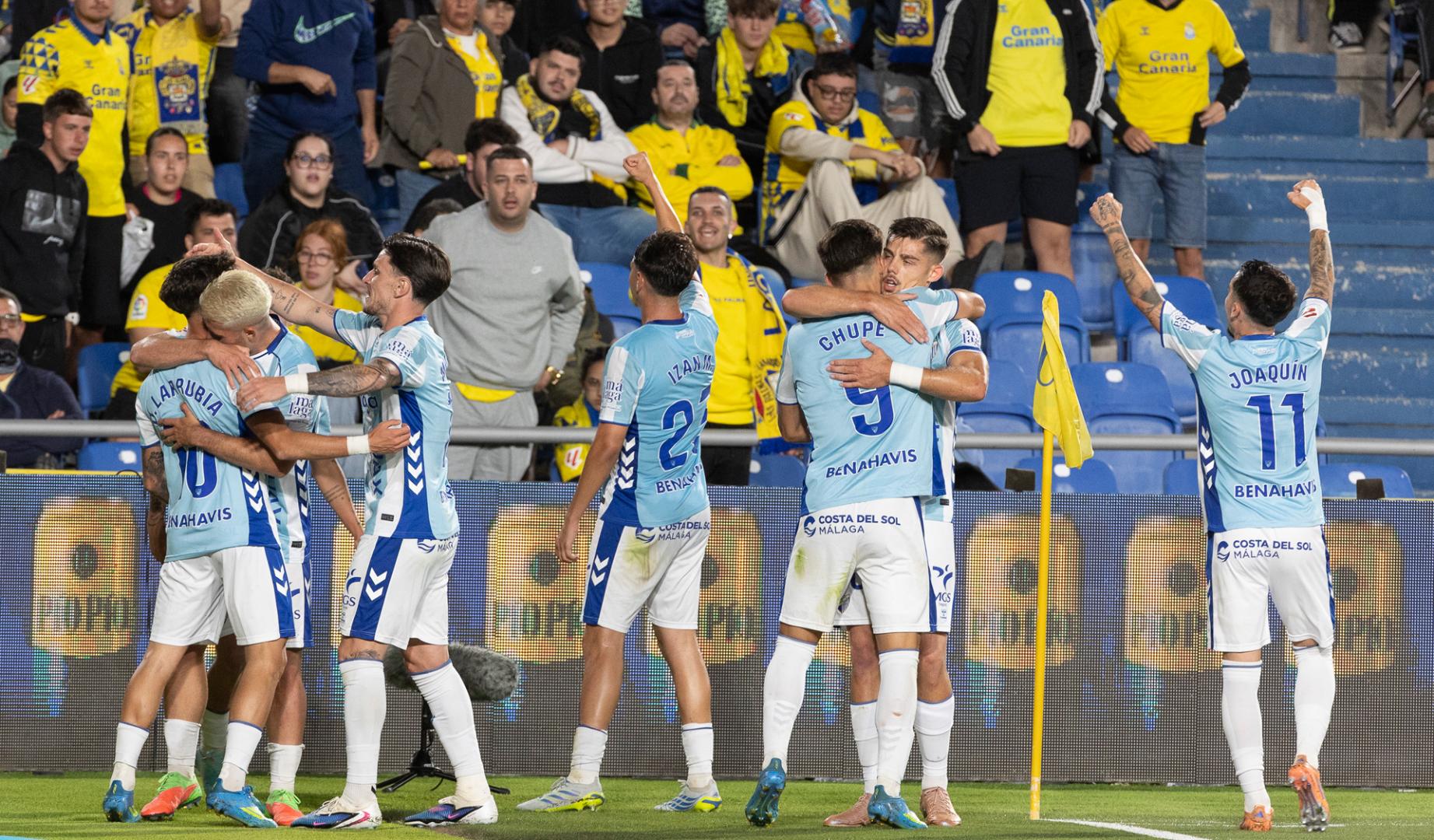Los jugadores del Málaga celebran el primer gol del equipo, durante el primer partido de la fase de ascenso a la Liga EA Sports entre UD Las Palmas y Málaga CF