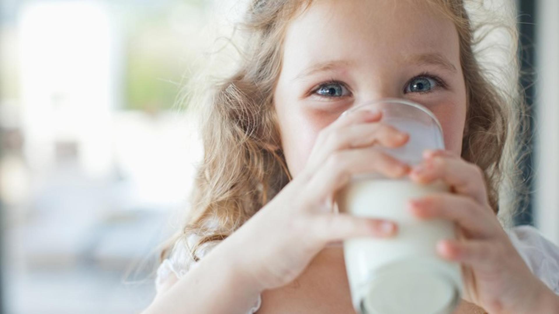 Imagen de una niña que toma un vaso de leche