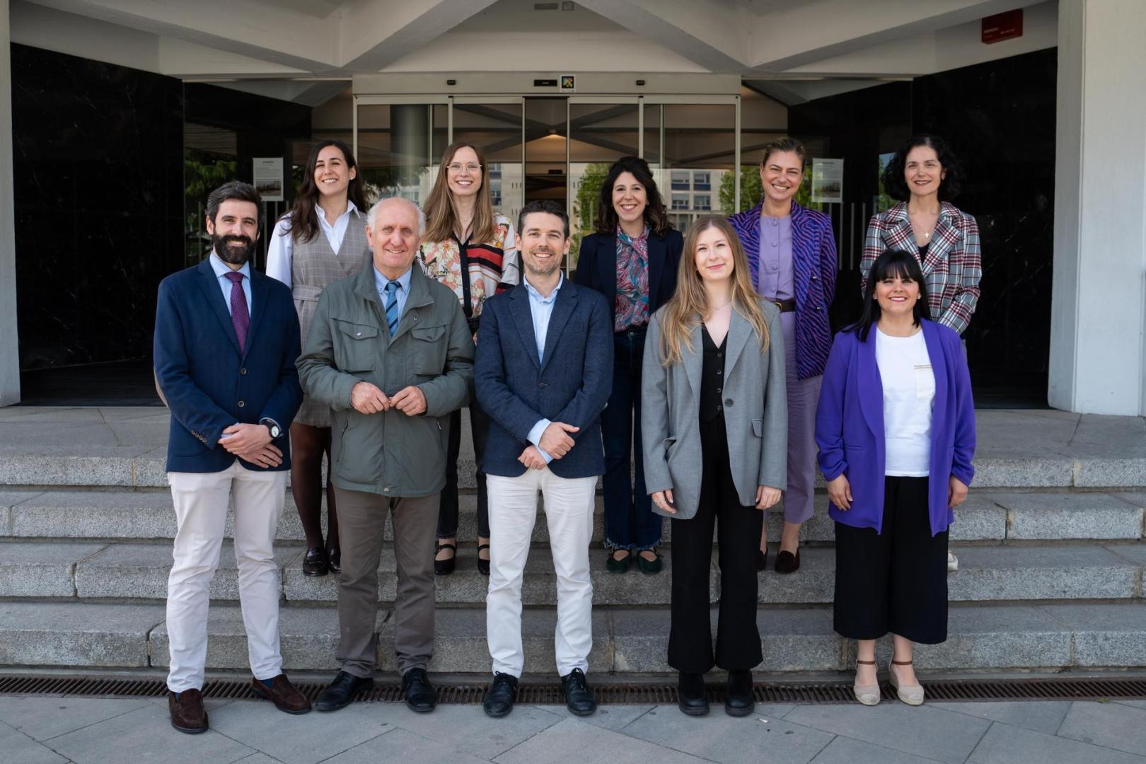 El doctor Gonzalo Fernández Hinojal –abajo, a la izquierda– junto a otros profesionales del Área de Cáncer de Pulmón del CCUN.