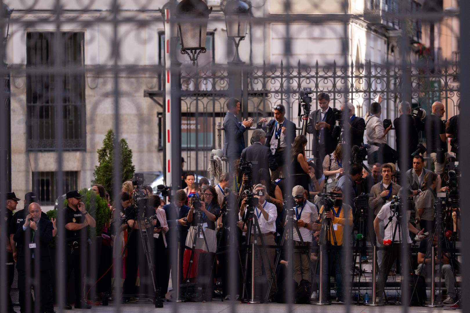 Medios de comunicación a la entrada del Congreso de los diputados donde el papa León XIV pronuncia este lunes un esperado e histórico discurso en las Cortes durante su visita a España.