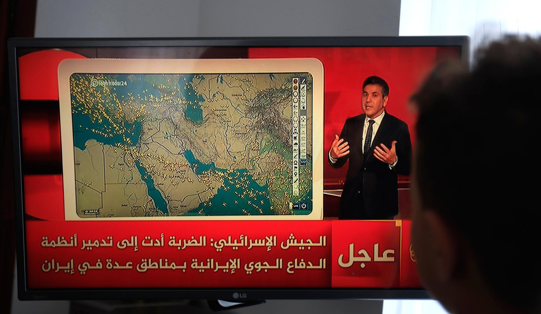 Una persona observa una transmisión televisiva sobre los últimos acontecimientos en el conflicto de Oriente Medio tras el ataque con misiles de los hutíes contra Israel en Saná, Yemen