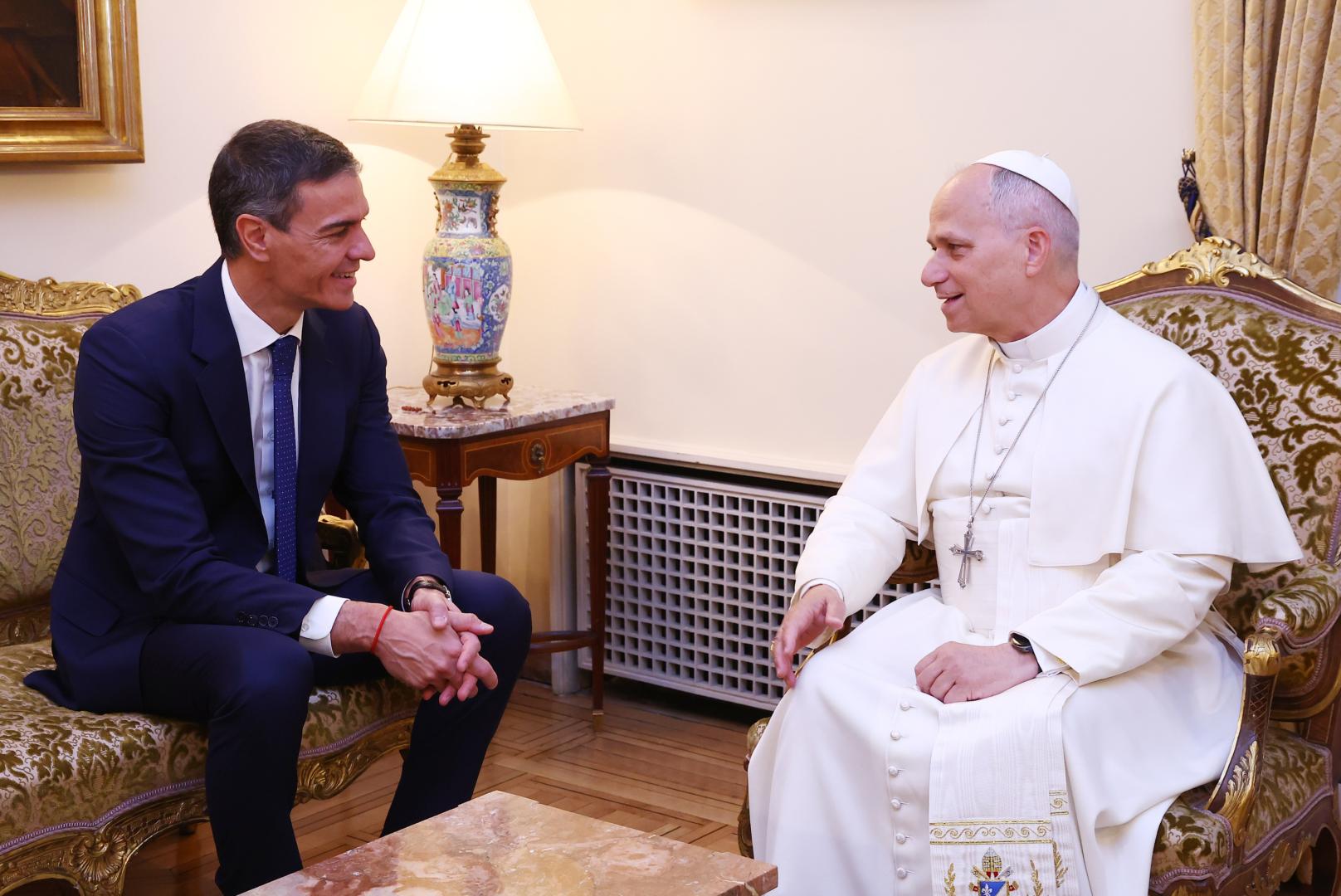 El presidente del Gobierno, Pedro Sánchez, ha sido recibido este lunes por el papa León XIV en la sede de la Nunciatura Apostólica en Madrid durante su visita a España.
