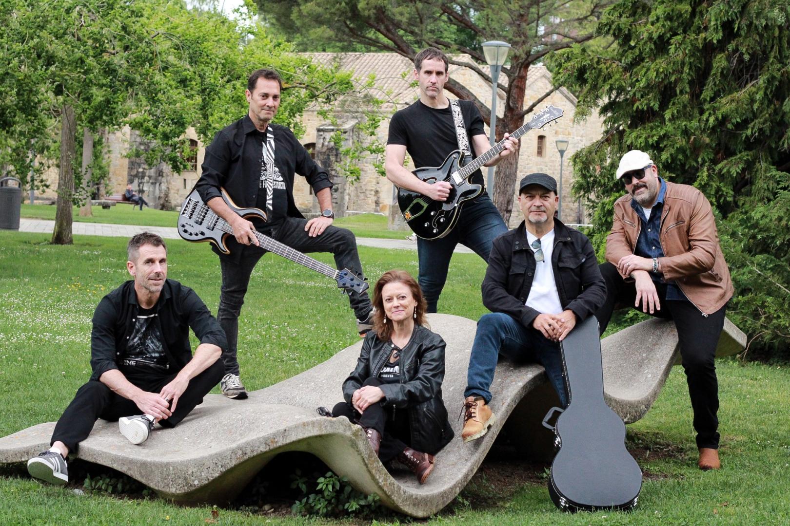 Los integrantes de la banda Seño Lemur, en el parque de la Ciudadela de Pamplona.