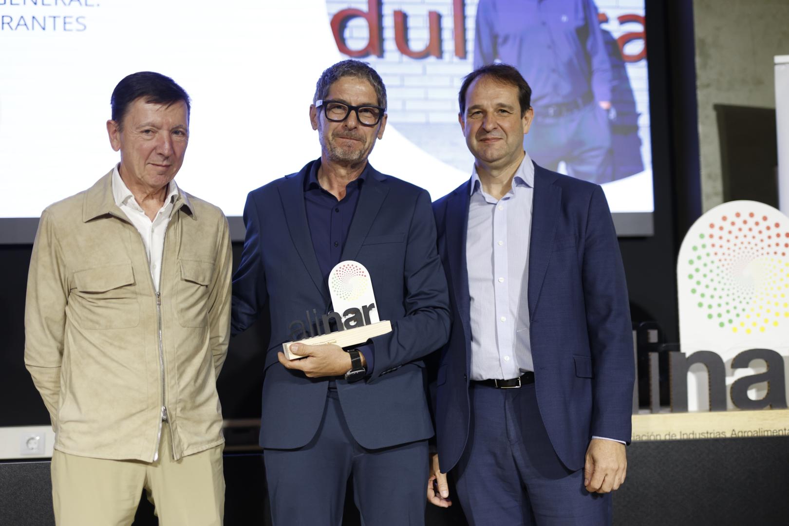 Antonio Rodríguez, de BS Edulcorantes, recoge el premio de sus compañeros