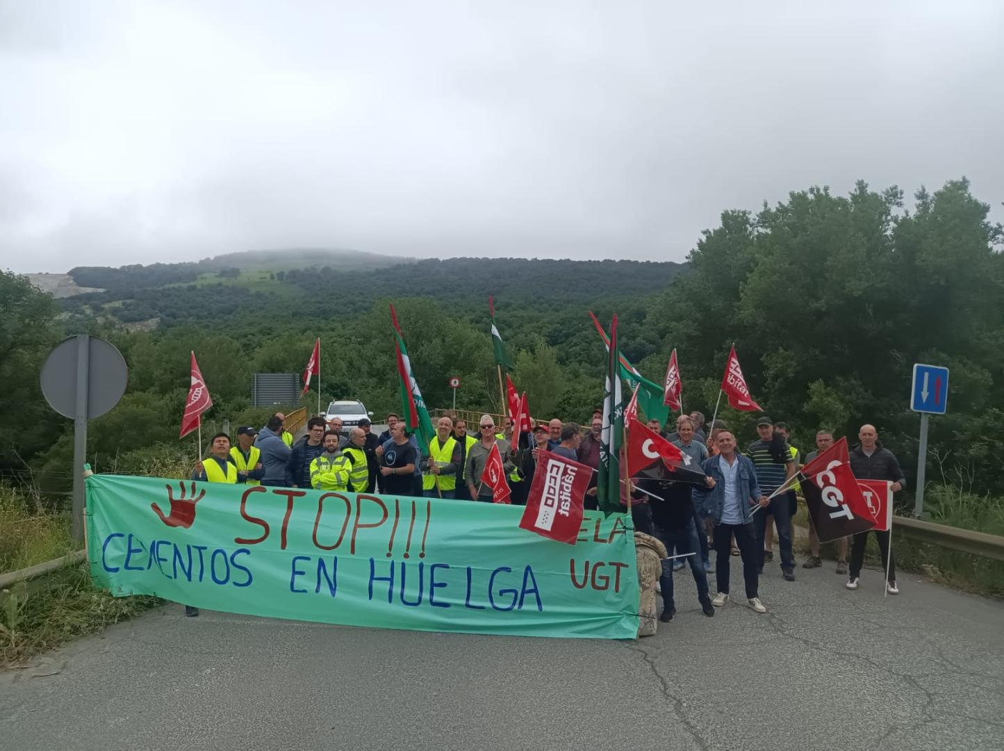 Imagen de operarios y representantes sindicales en uno de los accesos a la planta de Cementos Portland en Olazagutía.