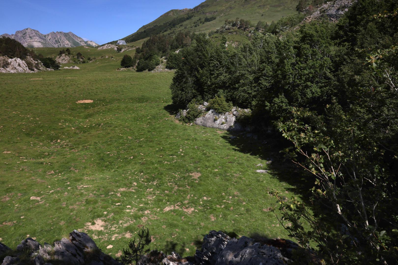 Llano de Eskilzarra y al fondo el refugio de Belagua. En este lugar se encontraron el miércoles los restos humanos.