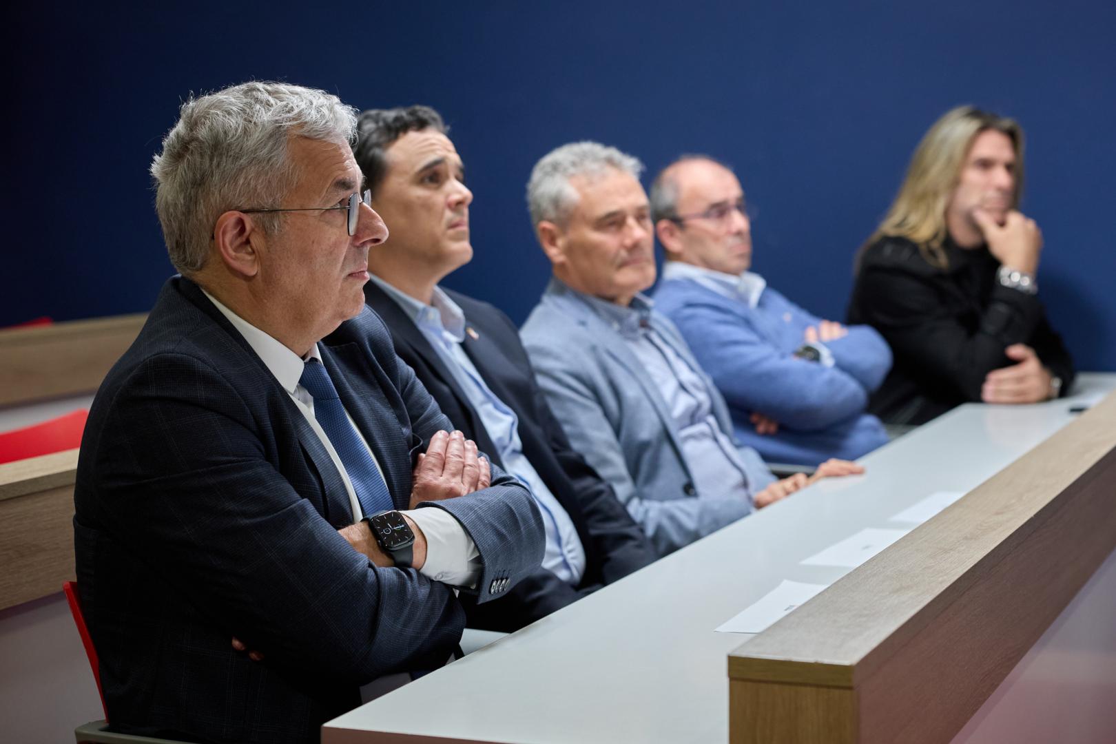 En primer plano, Fran Canal junto a algunos miembros de la junta directiva