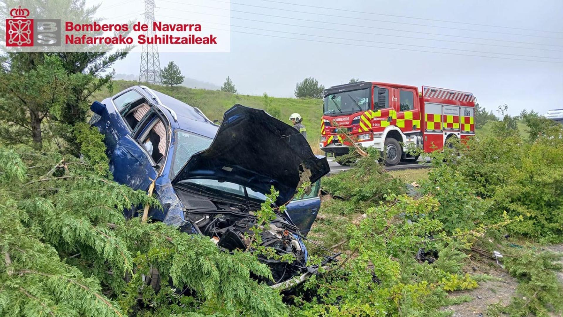 El coche en el que viajaban los heridos se ha salido de la vía