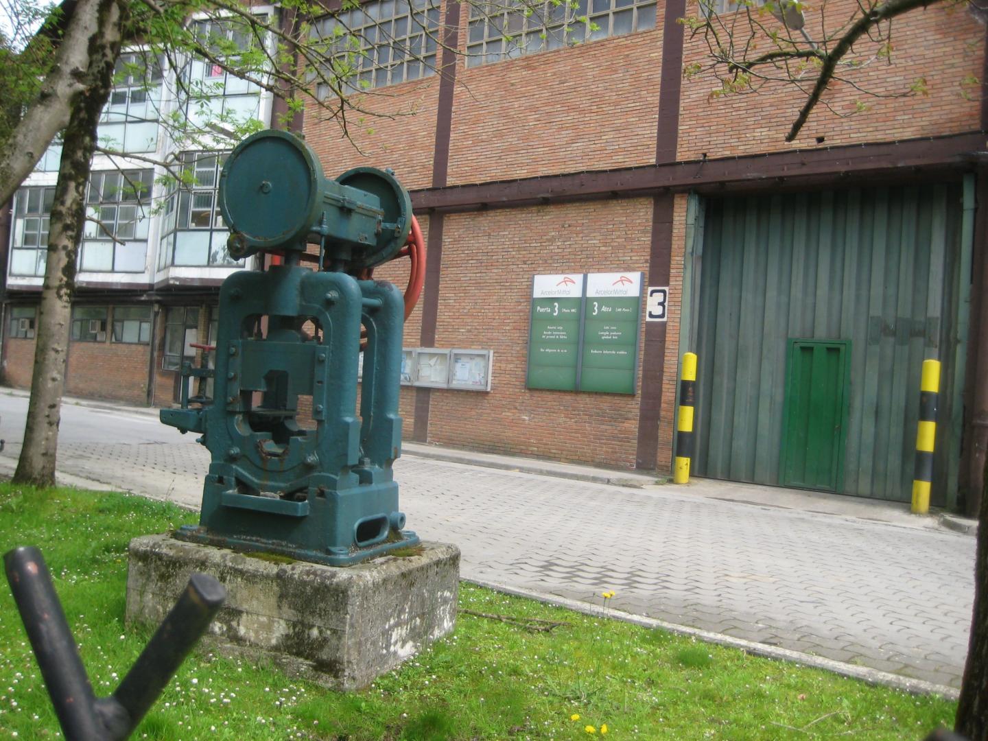 Detalle de una pieza junto a pabellones de Arcelor Mittal de Lesaka.