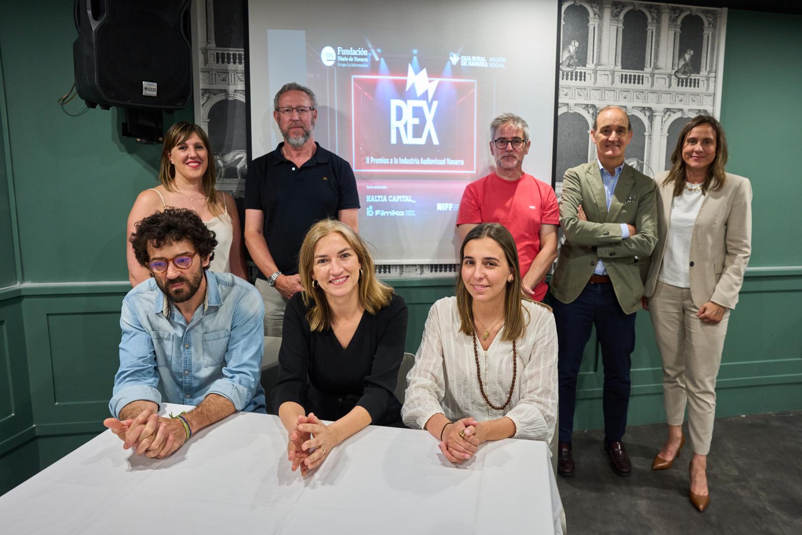El jurado de los premios. Sentados, Andrés García de la Riva, Carmen Díaz de Rada y María García. De pie, Elena Okariz, Alberto Cañada, Ion Sgmeier, Álvaro Bañón y Alicia Nicolás, que actuó de secretaria