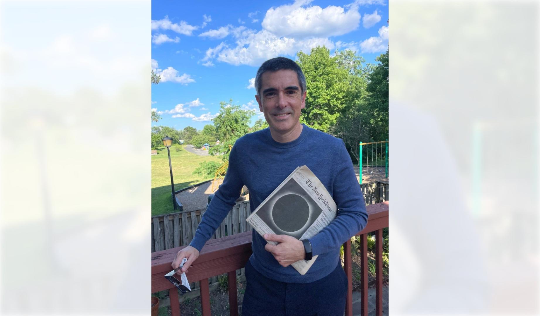 Iñaki Ugarte Urra lleva en sus manos las gafas con las que vio el eclipse del 21 de agosto de 2017 desde Carolina del Sur y la portada del New York Times del día siguiente