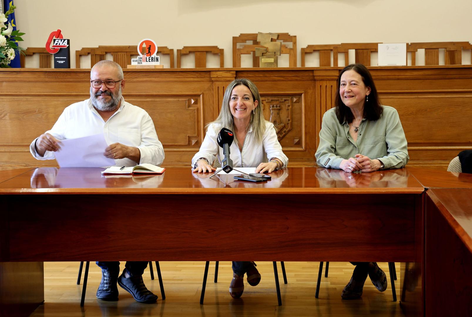 Desde la izda., Javier Armentia, Esmeralda Maso y Rosarina Caballín, este lunes en Lerín