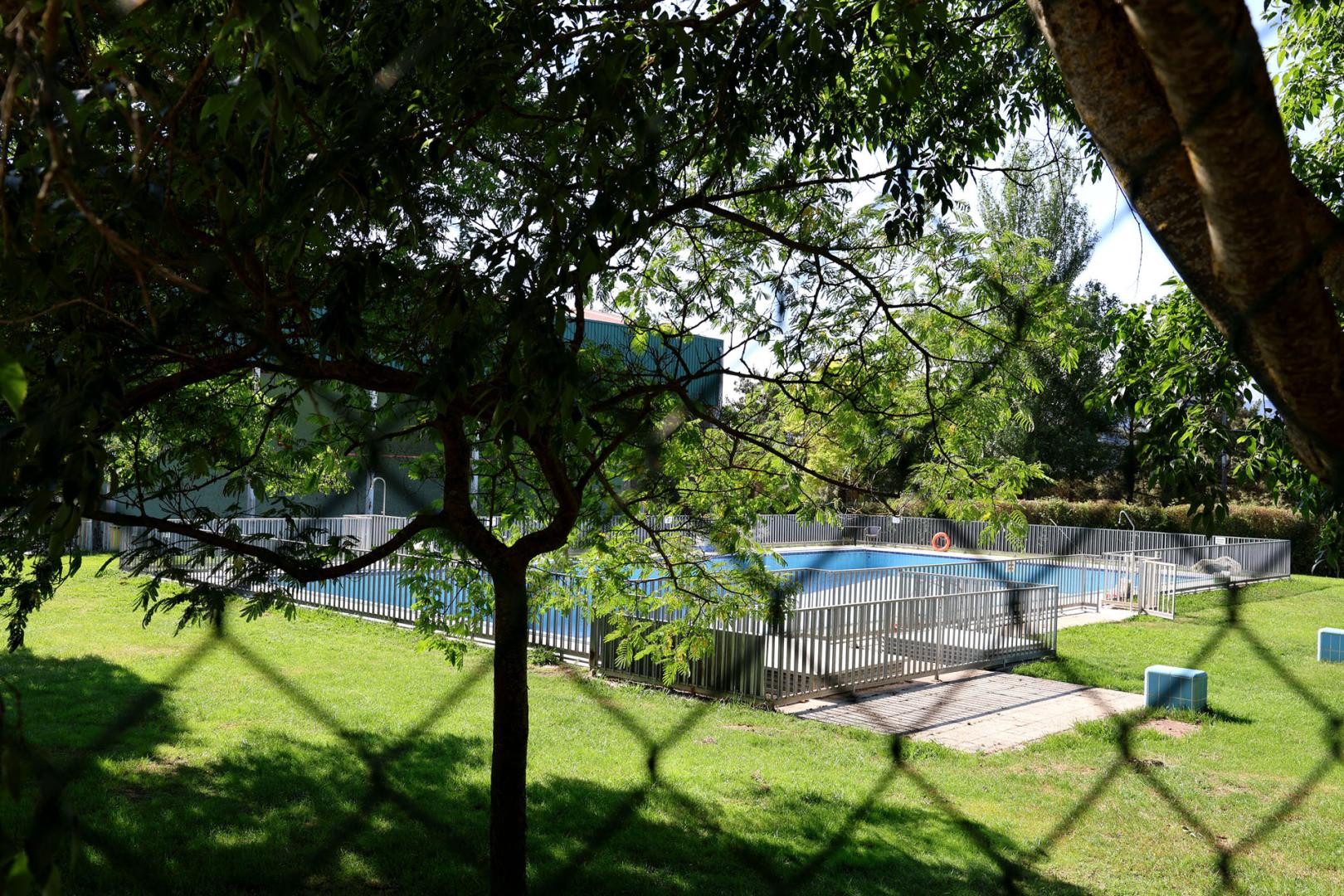 Piscinas de Igúzquiza en una imagen de este lunes, cuidadas pero sin poder abrirse