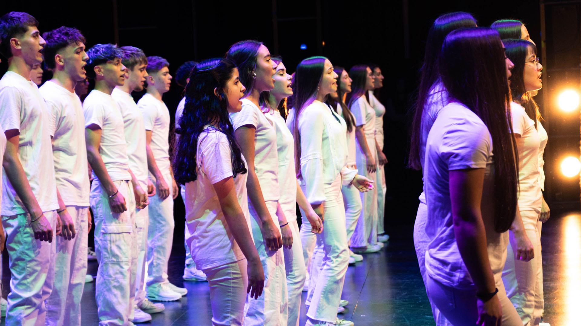 Un momento de la representación del musical que protagonizó alumnado de primero de Bachiller del IES Barañáin