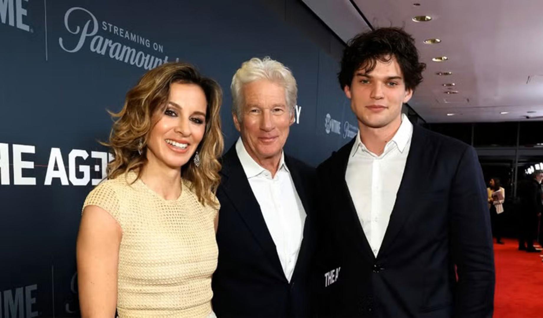 Richard Gere junto a su actual pareja Alejandra Silva y su hijo mayor Homer Gere.