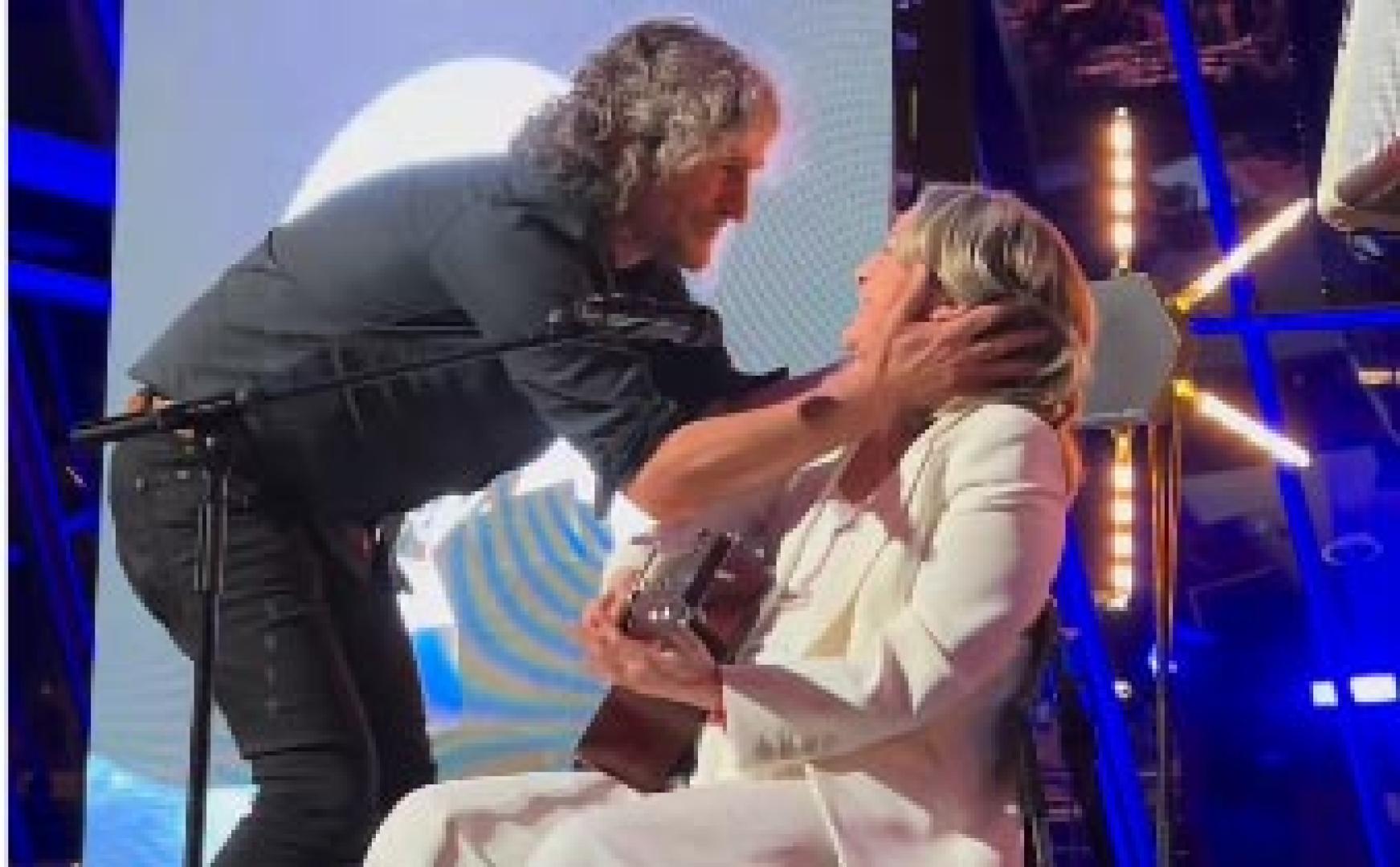 Iñaki 'Uoho' Antón felicita a Aurora Beltrán tras su interpretación de 'Standby'.