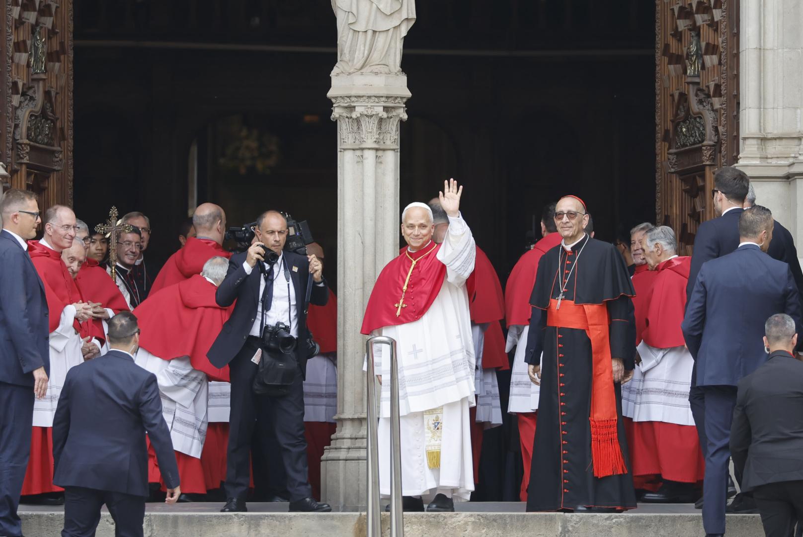 El papa León XIV a su llegada al rezo de la Hora media que va a oficiar en la Basílica de la Sagrada Familia en Barcelona, su primer acto en la ciudad condal.