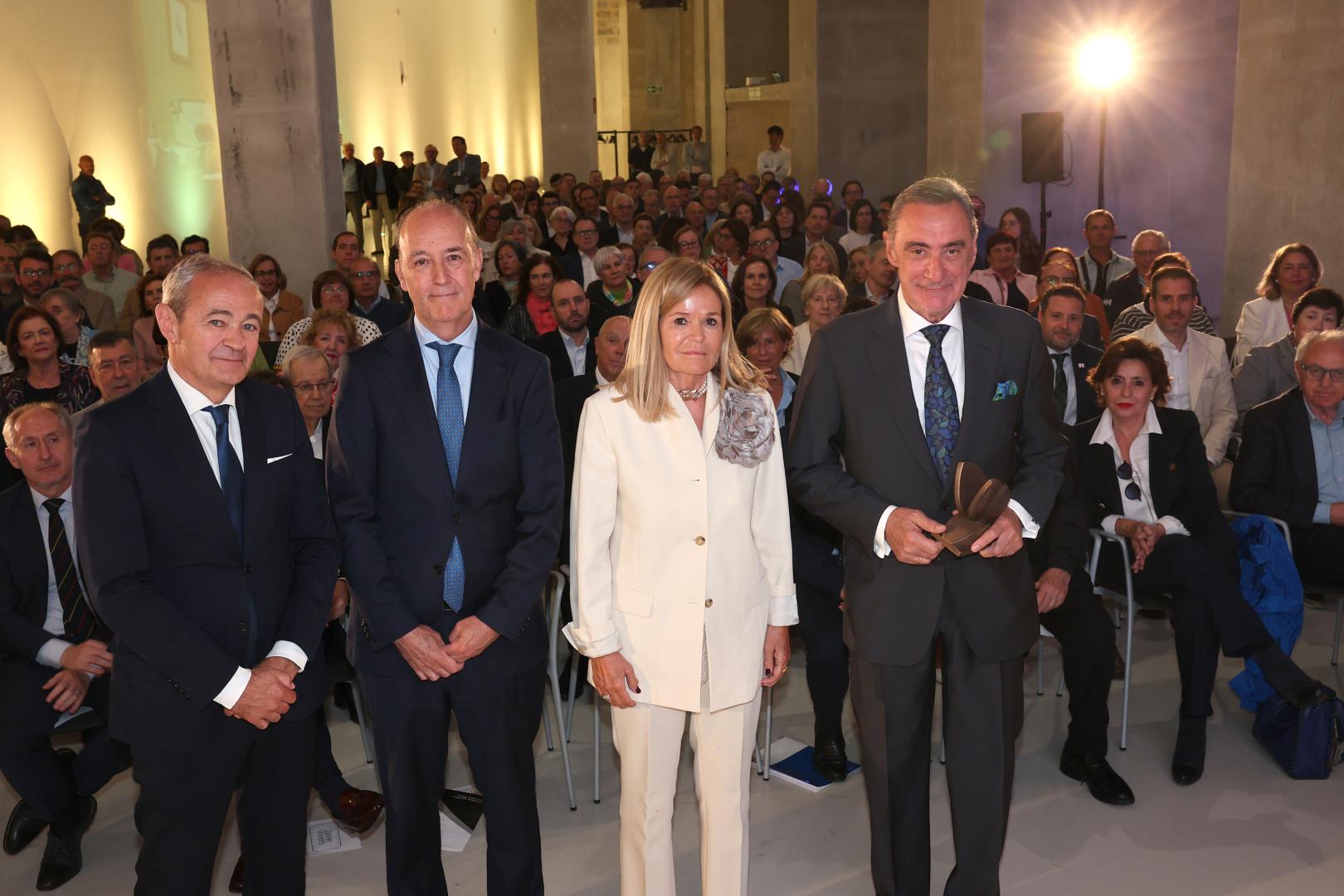 Carlos Hererra, de pie el primero por la derecha, en el momento de recibir el galardón junto a, de izquierda a derecha, Jesús Uranga, Alfonso Bañón y Carmen Uranga