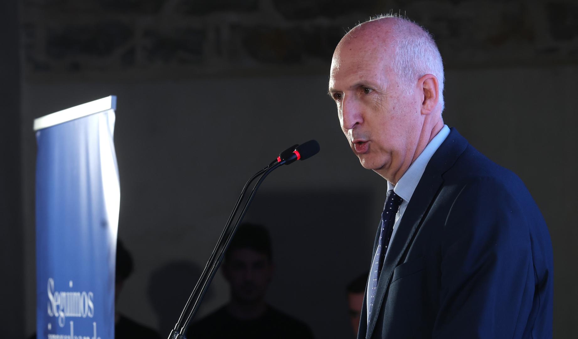 Miguel Ángel Riezu, director de Diario de Navarra, durante la lectura de su discurso