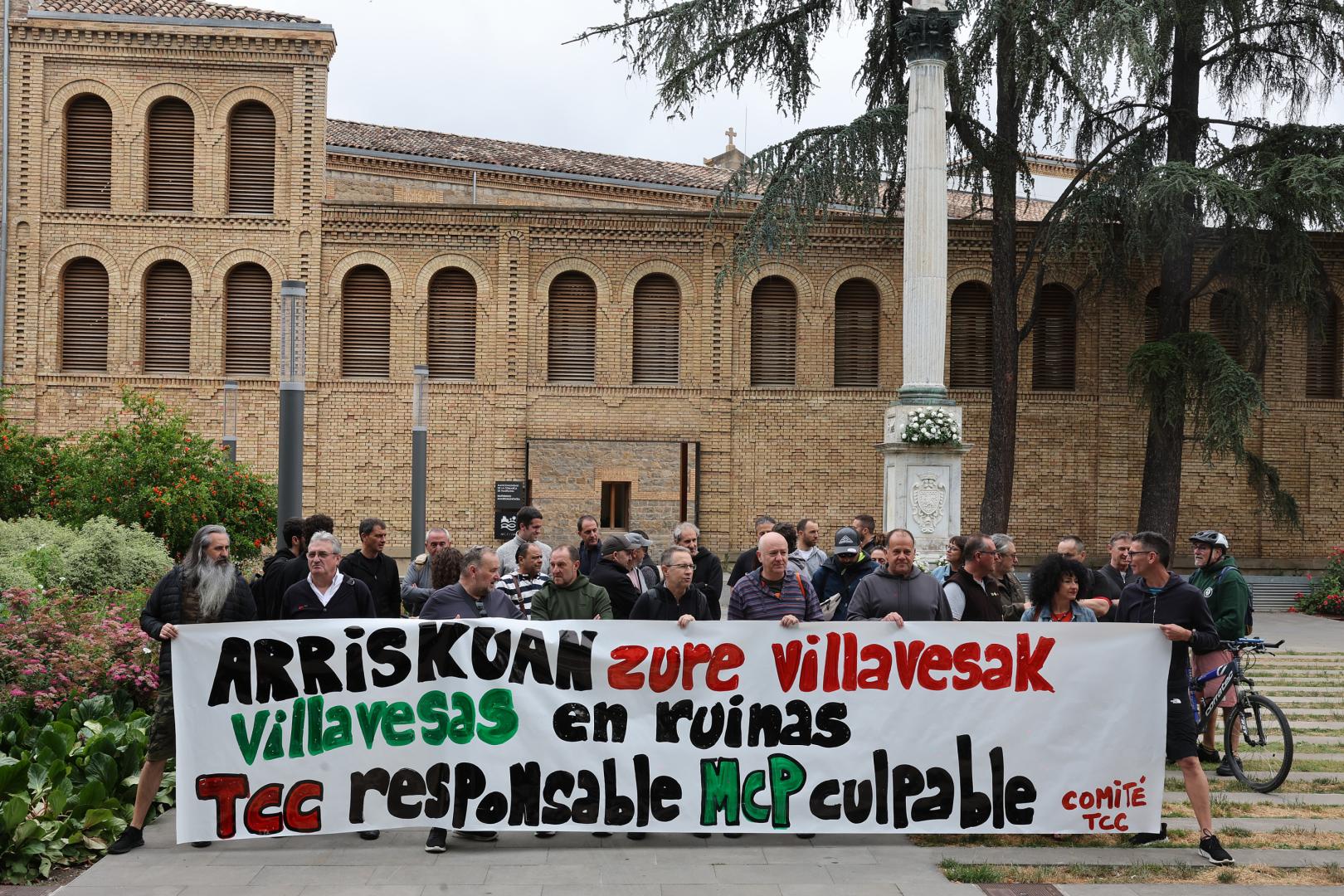 Trabajadores concentrados en la protesta, este 9 de junio, frente a la sede de la Mancomunidad de la Comarca de Pamplona.