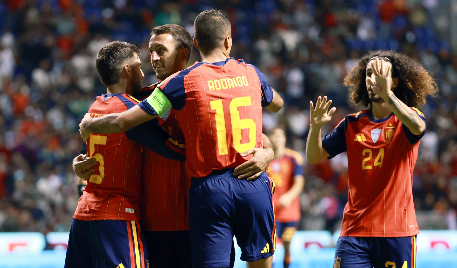 Jugadores de España celebran un gol este lunes, en un partido amistoso del Mundial de Fútbol 2026 entre España y Perú en el estadio Cuauhtémoc en Puebla (México).