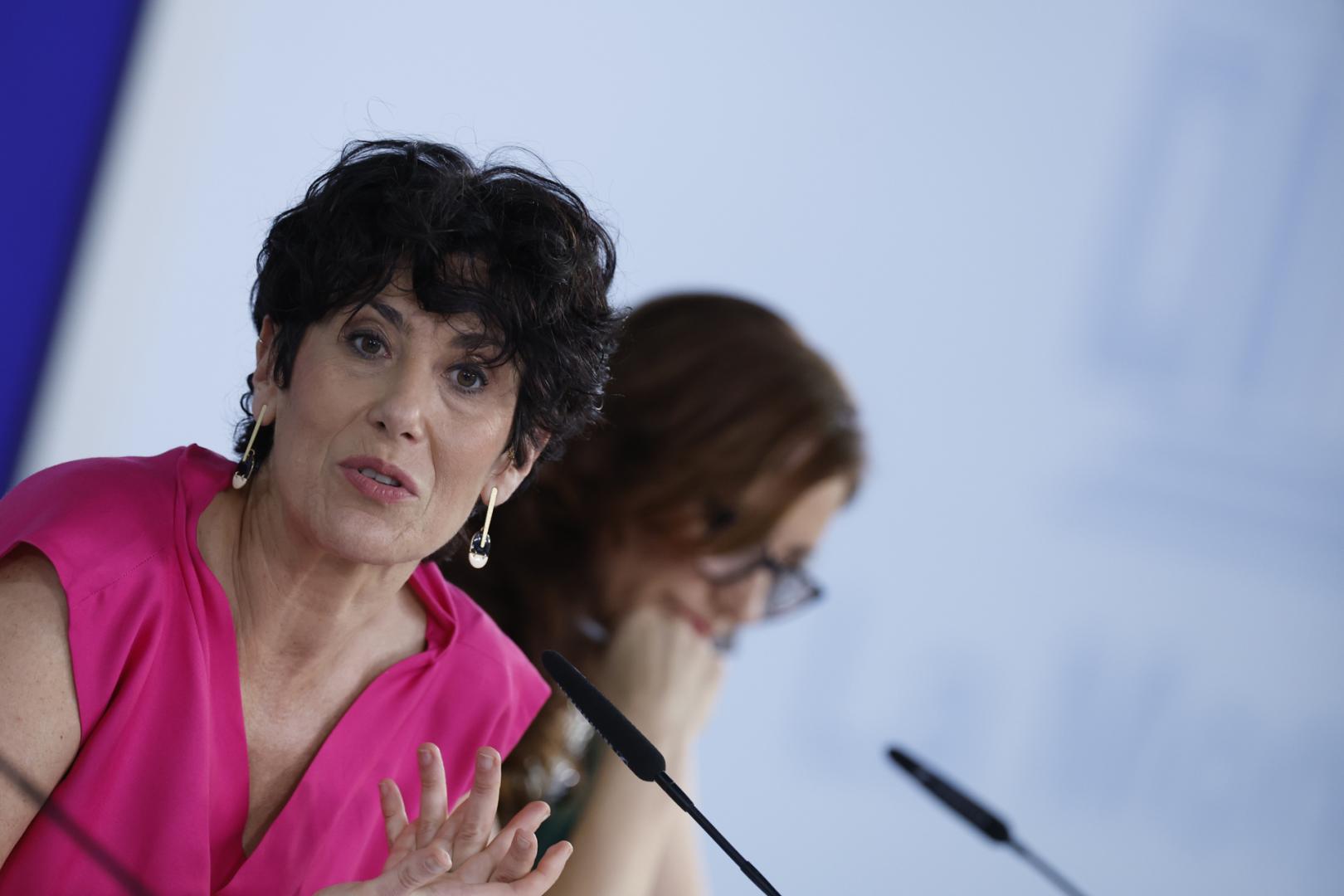 La portavoz del Gobierno Elma Saiz, durante la rueda de prensa posterior a la reunión del Consejo de Ministros, este martes en el Palacio de la Moncloa