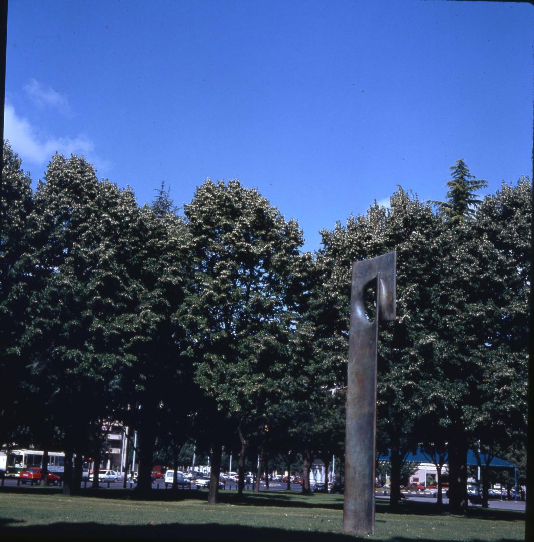 DEL LIBRO DEL DIARIO "ARBOLES ORNAMENTALES DE NAVARRA". TILOS Y ESCULTURA EN PARQUE ANTONIUTTI DEL LIBRO DEL DIARIO "ARBOLES ORNAMENTALES DE NAVARRA". TILOS Y ESCULTURA EN PARQUE ANTONIUTTI DOMENCH - AZPILICUETA
