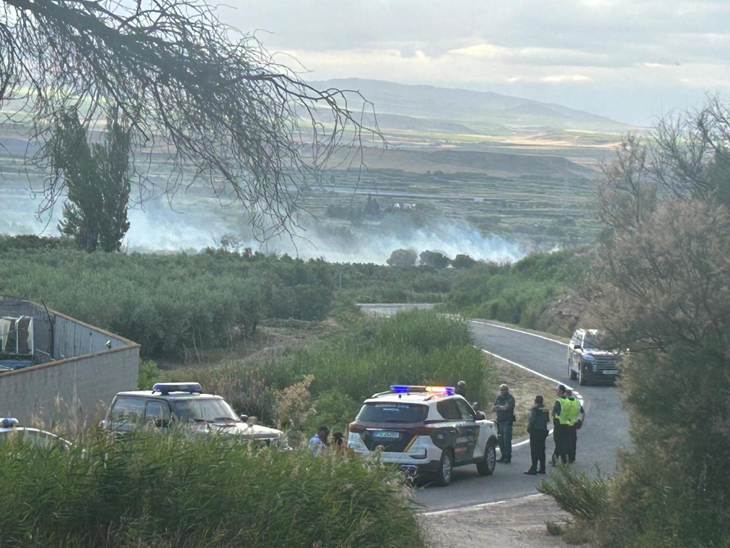 El humo del incendio, al fondo