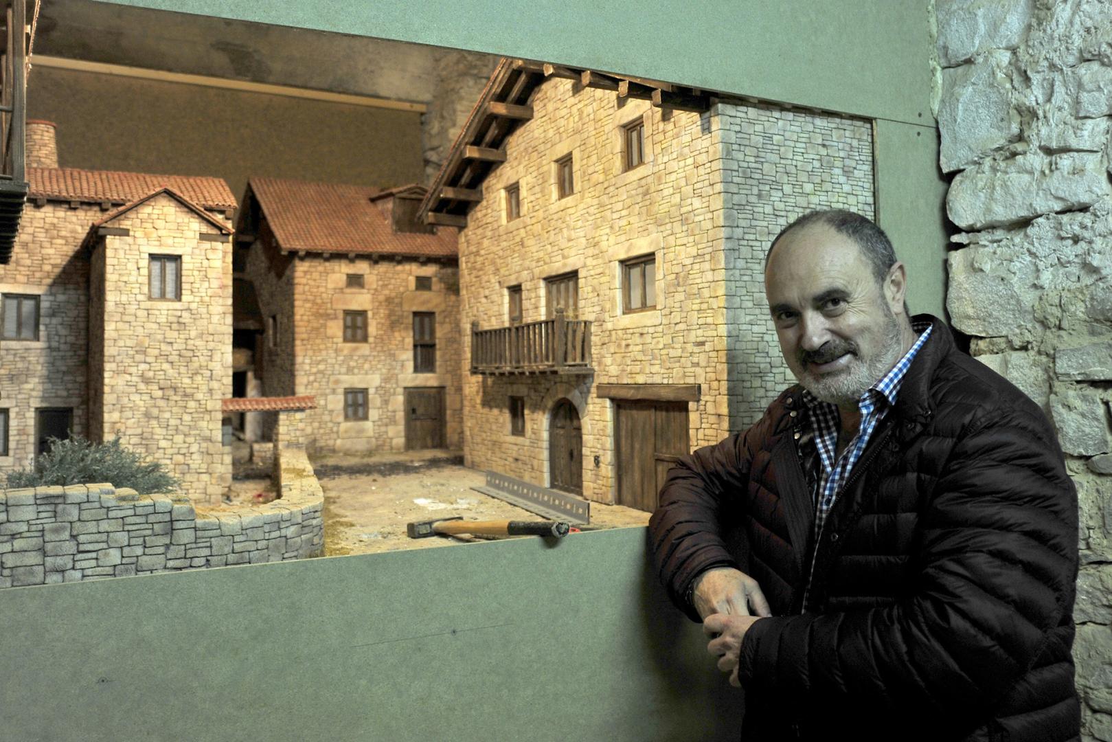 Alfredo Ansa frente a un montaje en la exposición navideña de Tafalla