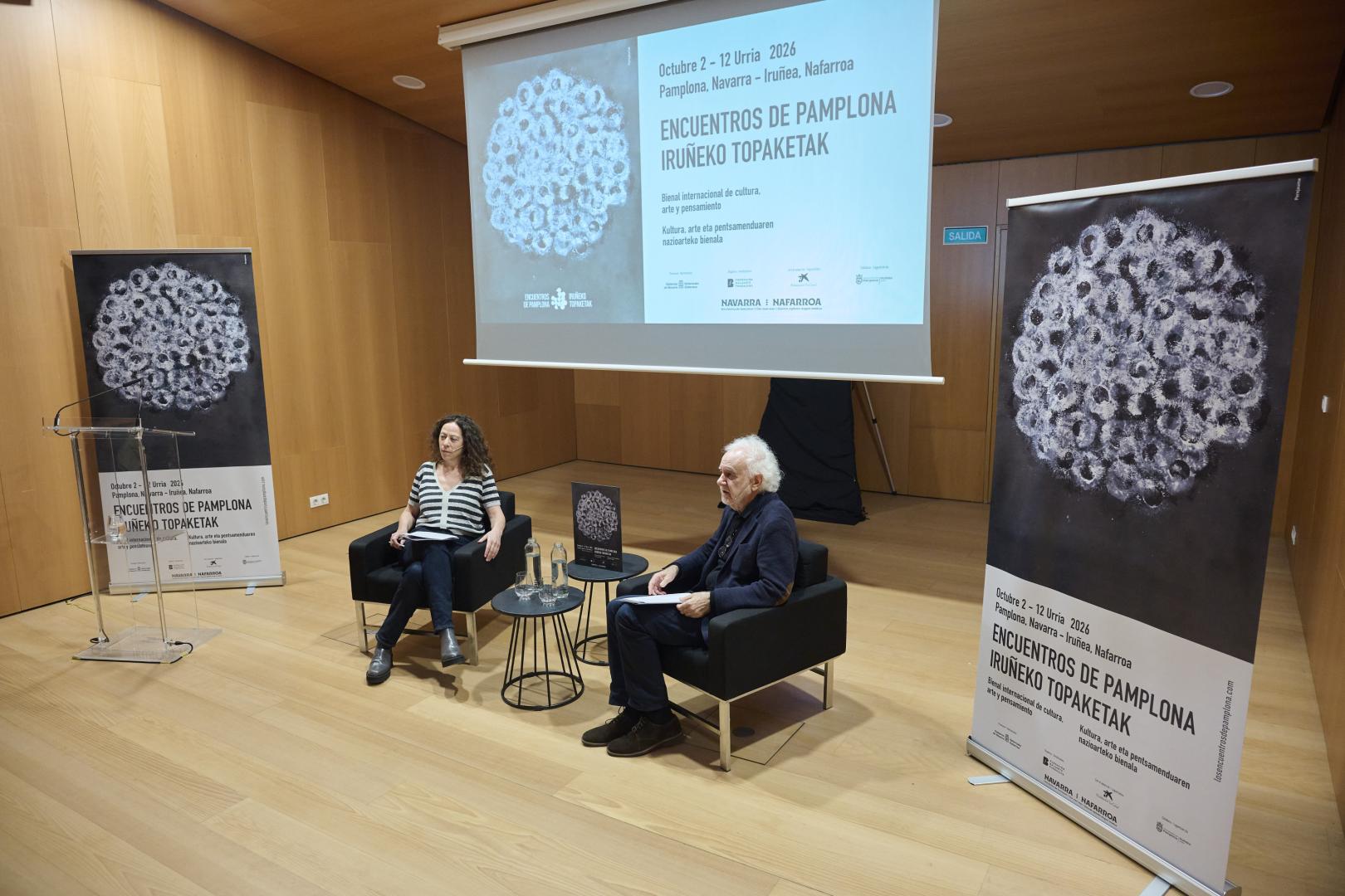 El escritor y ensayista Ramón Andrés, director de los Encuentros, y la periodista cultural Berta Ares, subdirectora, durante la presentación del programa en Baluarte