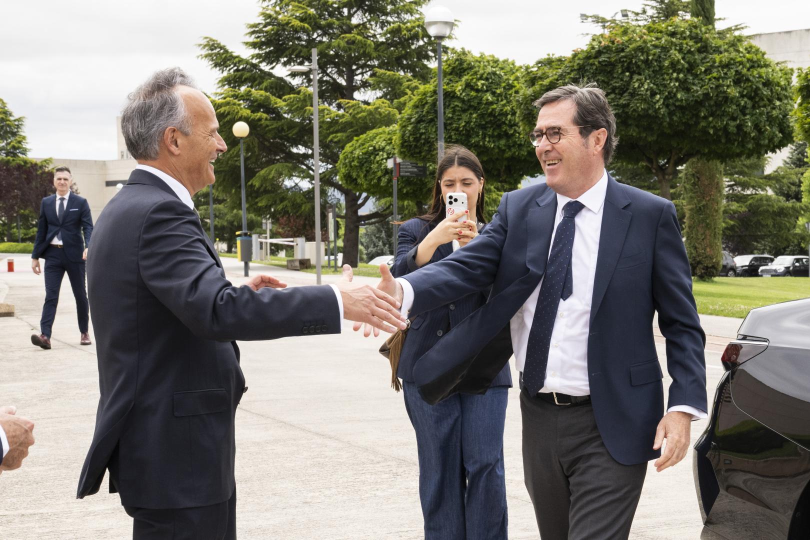 *A: Irati Aizpurua San Román *F: 09-06-26 *T: Encuentro de empresas navarras y aragonesas, con la participación de los presidentes de las patronales de ambas comunidades y de Garamendi, presidente de la CEOE. *L: Museo Universidad de Navarra. Pamplona.