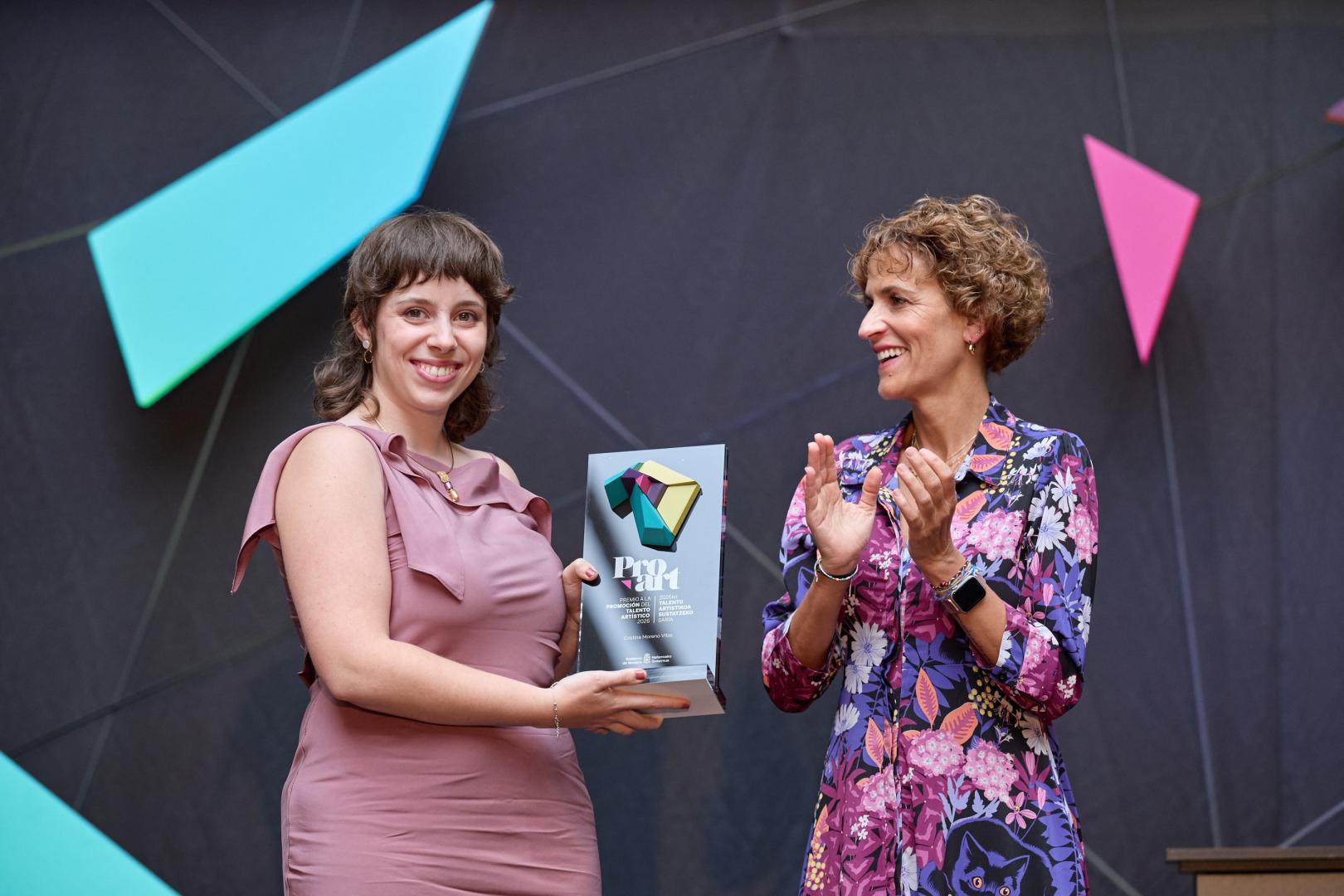 La presidenta del Gobierno de Navarra, María Chivite, entrega el Premio a la Promoción del Talento Artístico 2026 a Cristina Moreno
