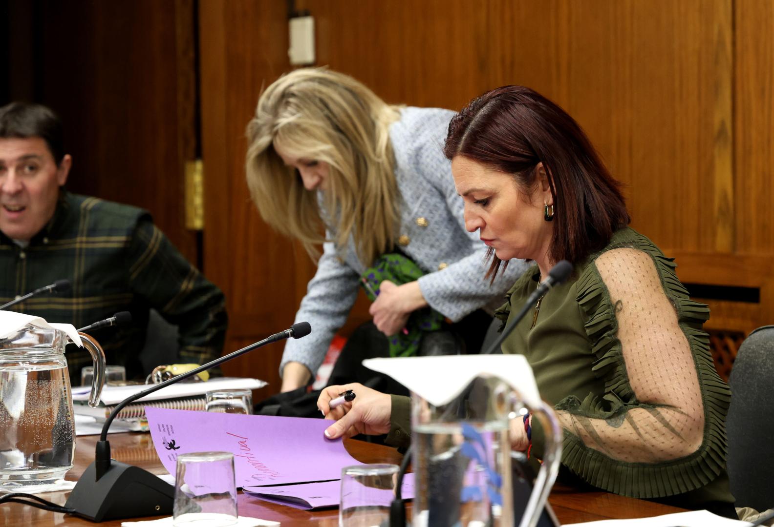 La edil de Hacienda, Cristina Pérez, en un pleno entre sus compañeros Rafa Villanueva y Azucena Polo.