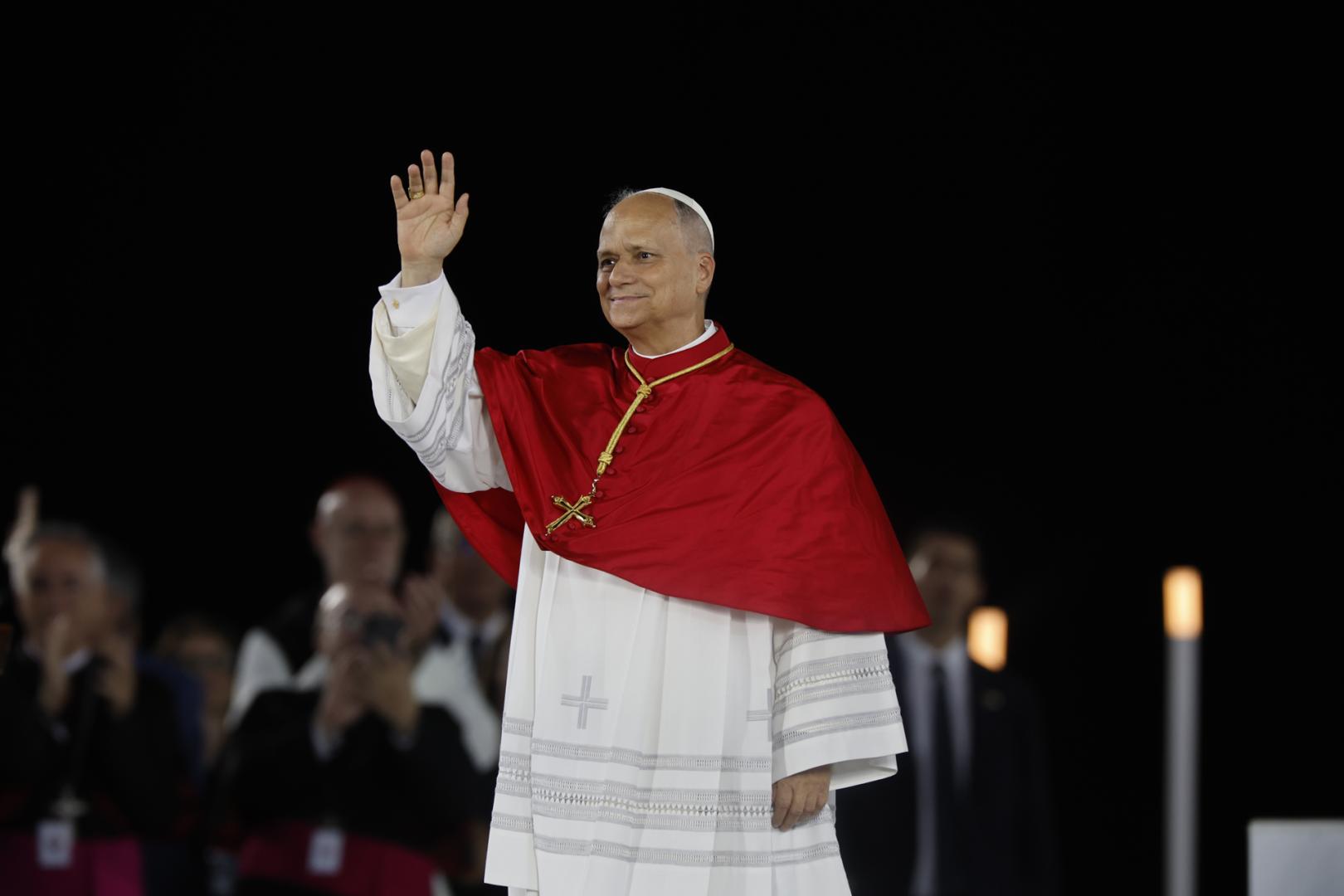 El papa León XIV, durante la vigilia con 40.000 personas este martes en el Estadio Olímpico de Barcelona