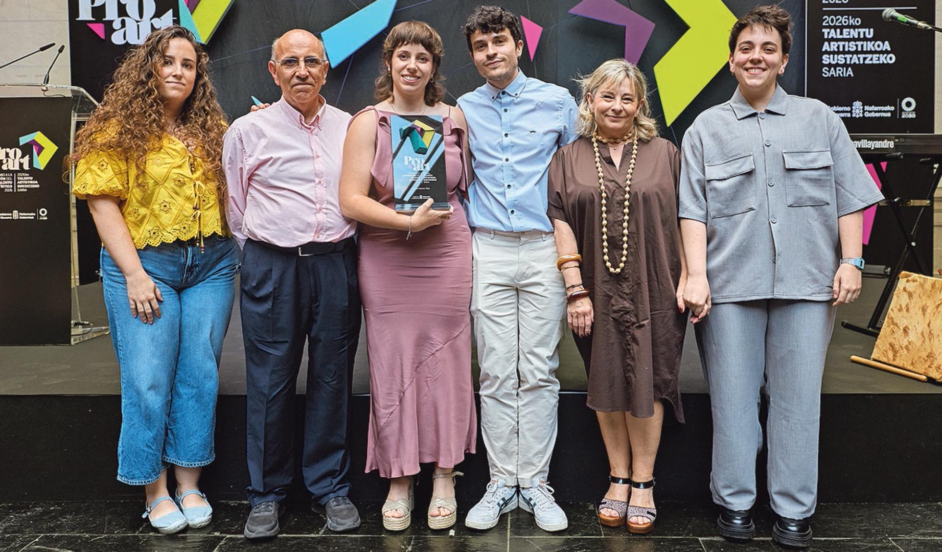 Cristina Moreno posa con sus familiares tras la entrega del premio