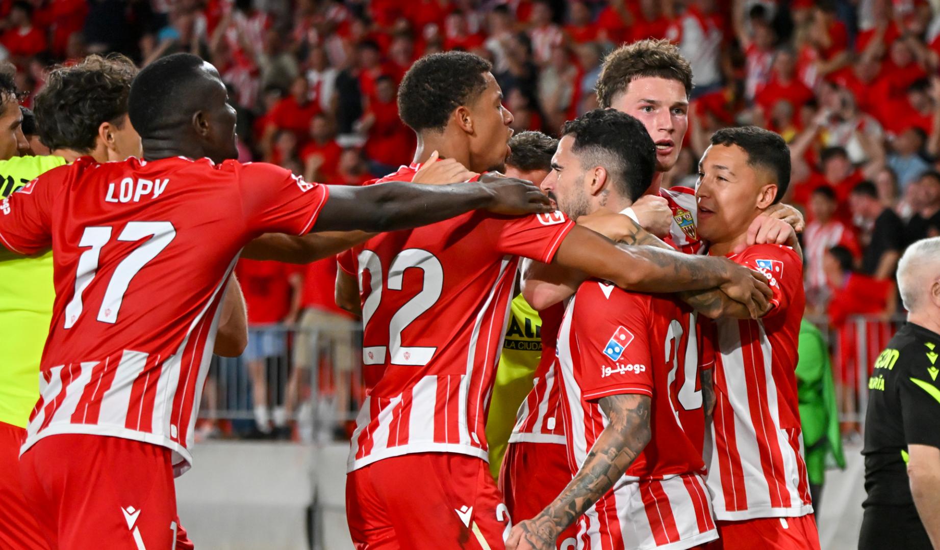 Jugadores del Almería celebran uno de los goles ante el Castellón, durante el partido de vuelta de las semifinales del ascenso a Primera División