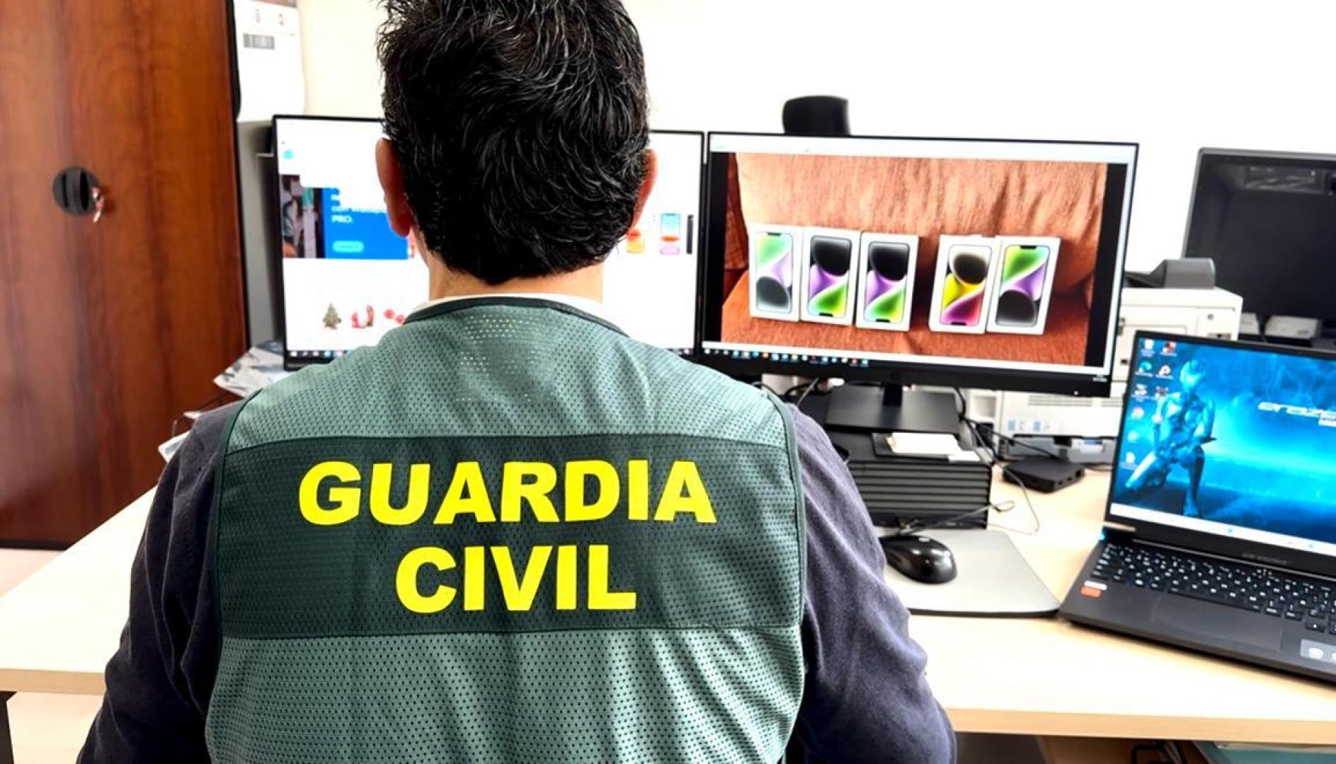 Un miembro de delitos informáticos de la Guardia Civil.